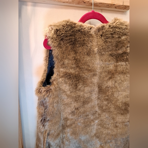 Cute faux fur vest, OshKosh, size 12 - Picture 6 of 11